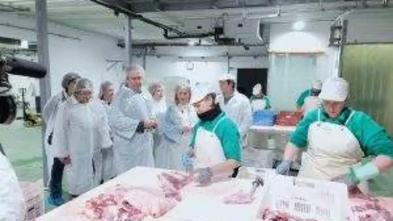 Visita de Espadas a la industria cárnica serrana
