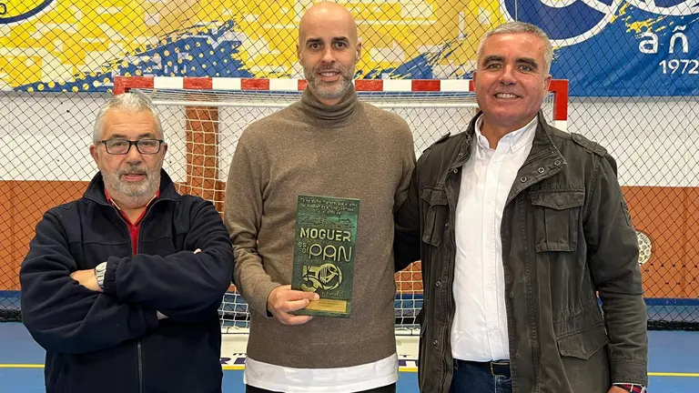 Sierra recibe el distintivo del 50º Aniversario del PAN Moguer.