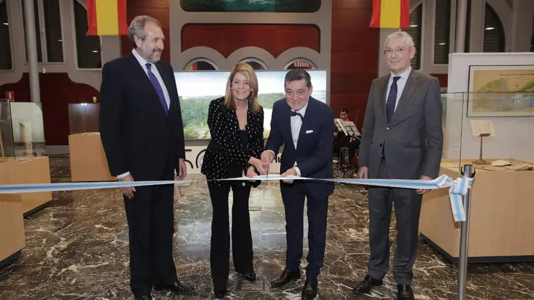 Exposicion-Monumento-a-Colon comisariada por Sugrañes