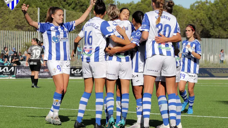 Las futbolistas del Sporting de Huelva celebran uno de sus goles al Alavés.