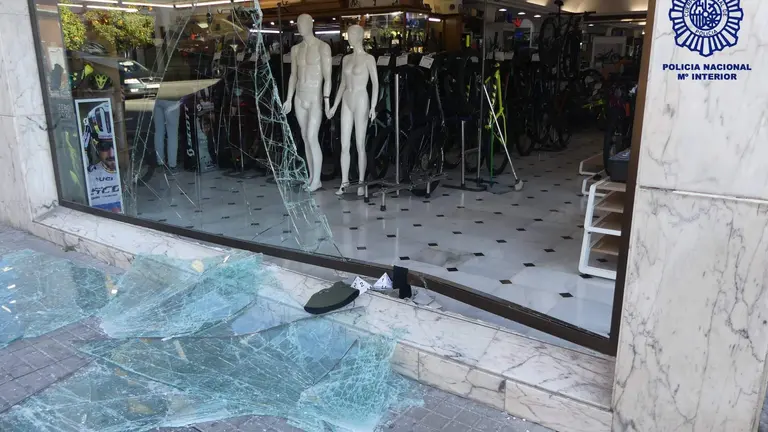 Escaparate de la tienda, destrozado por el impacto