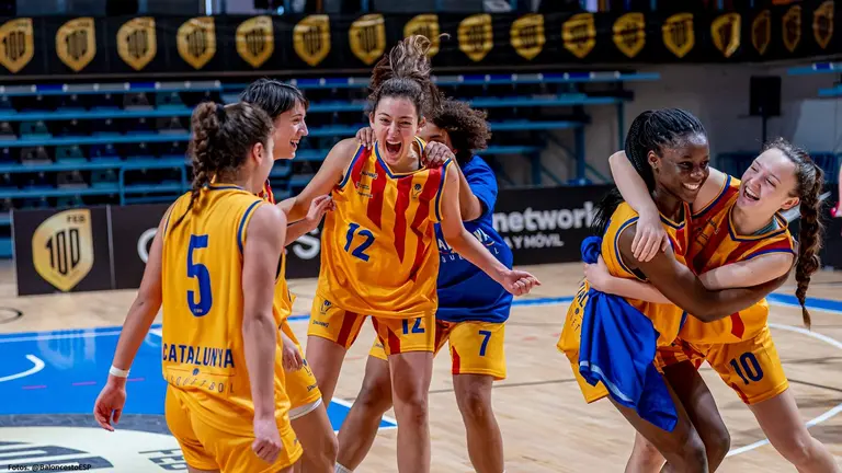 Las chicas de la selección catalana cadete celebran su victoria.