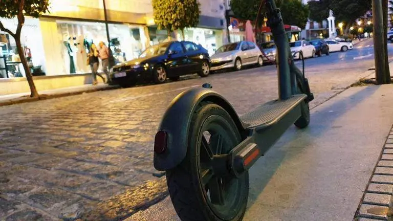 Un patinete aparcado