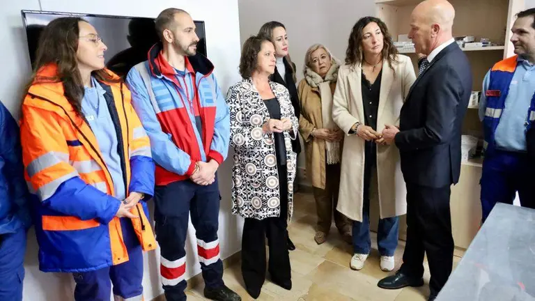 Catalina Garc&iacute;a y Loles L&oacute;pez, junto al alcalde de Cala&ntilde;as, presentan el Equipo Delta