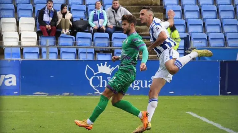 Pablo Caballero en acción con el Recre.