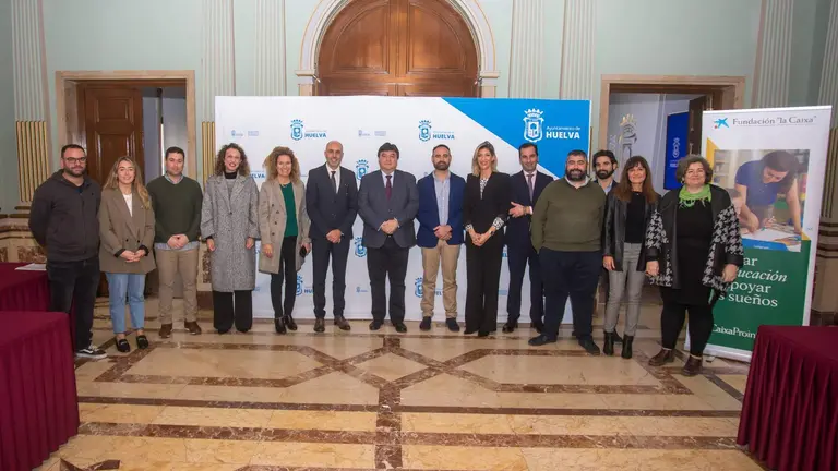 Entidades y representantes institucionales durante la presentaci&oacute;n de CaixaProinfancia en Huelva