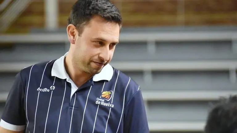 Pedro Vadillo es el entrenador del Ciudad de Huelva.