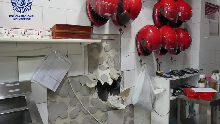 Orificio en la pared para el robo