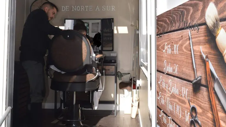 El emprendedor atiende a un cliente en su furgoneta