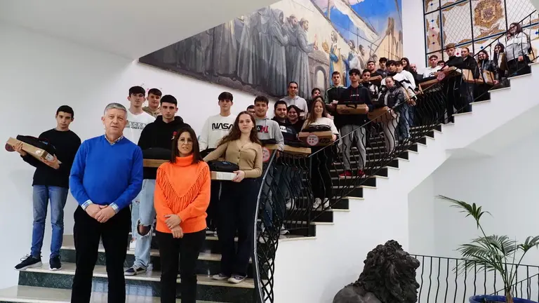 El alcalde palermo, Carmelo Romero, junto al grupo de estudiantes