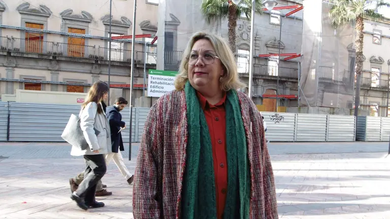 Mónica Rossi con el edificio de Hacienda detrás