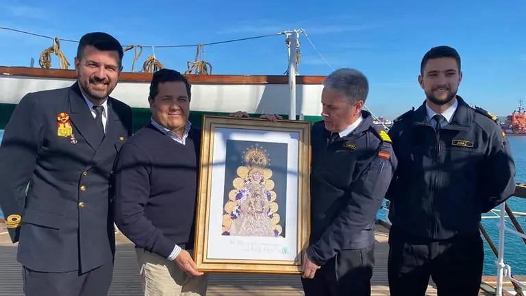 Entrega del cuadro a la tripulación