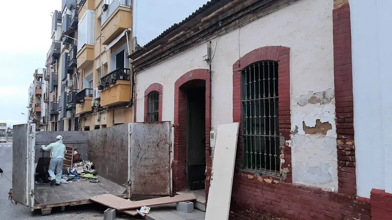 Un operario saca escombros de la vivienda