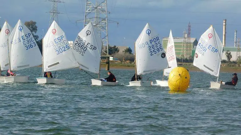 Optimist navegando por la ría de Huelva.