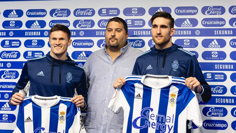 Dani Alejo con los dos únicos fichajes de invierno que ha hecho el Recre.