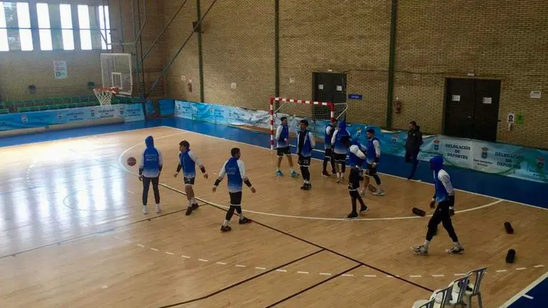 El Enrique Benítez calentando en Carmona.
