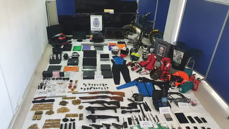 Alijo, armas y objetos y dinero incautado a la banda