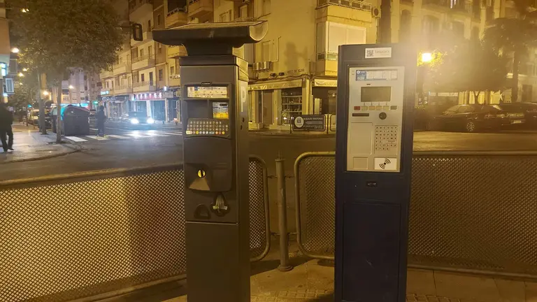 Aun conviven las dos máquinas de la zona ORA en la capital