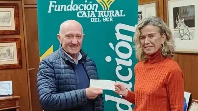 Entrega de la recaudación del anterior concierto de Navidad a Pedro Ponce, tesorero de Madre Coraje