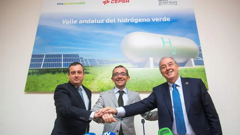 De izq. a dcha. Luis Iglesias, COO de Enag&aacute;s Renovable, Joaqu&iacute;n Rodr&iacute;guez, director de hid&oacute;geno de Cepsa y Jos&eacute; Luis Morlanes, consejero delegado de Alter Enersun
