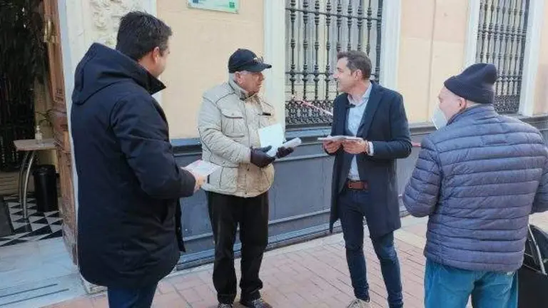 Representantes del PSOE, ante el centro Mora Claros, explicando la subida de las pensiones
