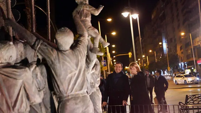 Moreno y Miranda, ante el monumento a la Virgen del Rocío