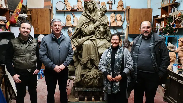 Visita al taller donde El&iacute;as realiza la obra carmelita