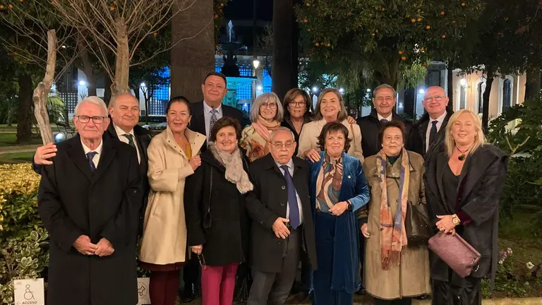 Compa&ntilde;er@s de la Fiscal Isidora Sol&iacute;s la arropan en su despedida