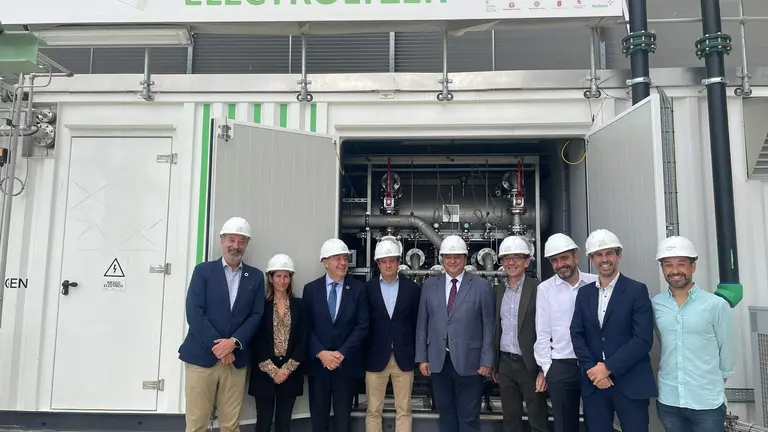 Foto de grupo en la planta de hidr&oacute;geno verde de Mallorca