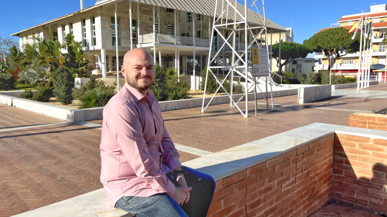 Victor Ruiz con el Ayuntamiento de Punta Umbría al fondo