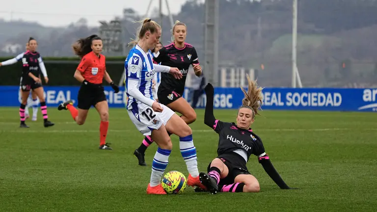 Lance del partido entre el Recre y la Real Sociedad.