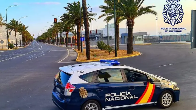 Un coche patrulla en una operaci&oacute;n policial en Huelva