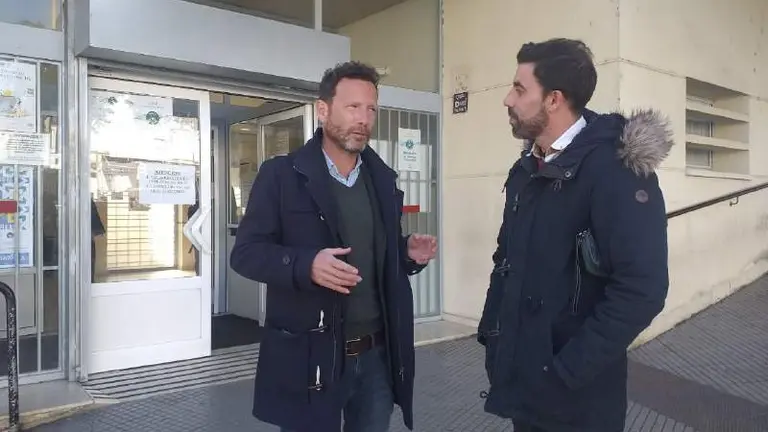 David F. Calderón a las puertas de un centro de salud de Huelva