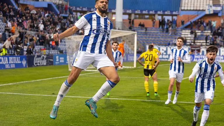 Manu Galán celebra el gol que rescató al Recre del ridículo ante el San Roque.