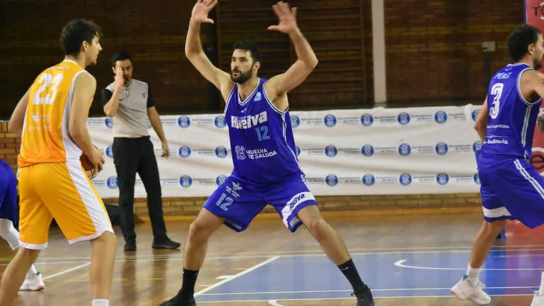 Chemari Morales defiende en un partido del Ciudad de Huelva.