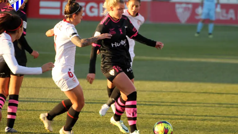 Lance del encuentro entre el Sevilla y el Sporting de Huelva.