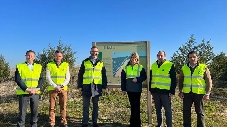 Foto de familia en la visita del carril bici de Calatilla