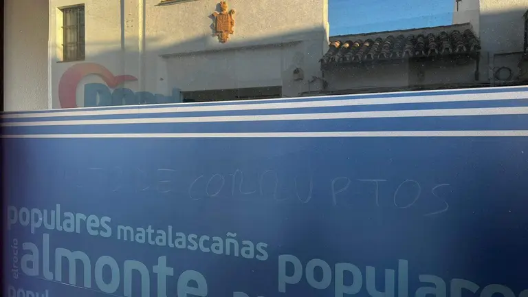 Pintadas en la sede del PP