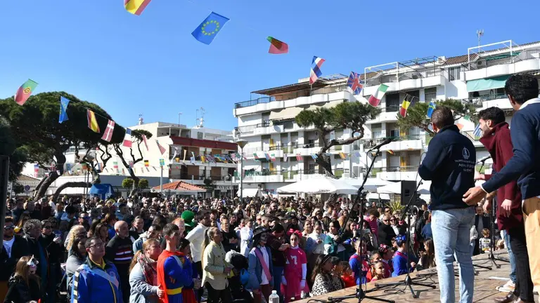 Una abarrotada plaza 26 de abril da el pistoletazo de salida al Carnaval de la Luz