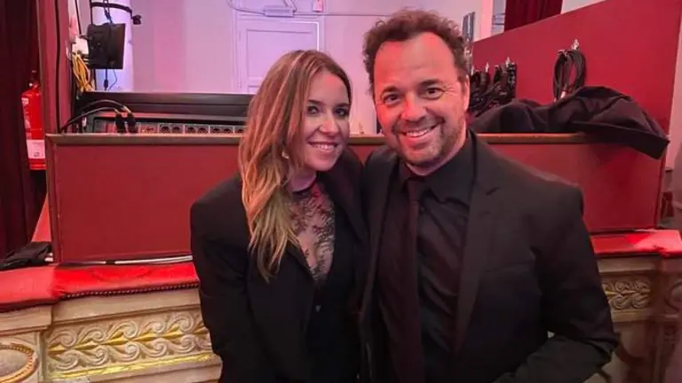 Rocío Márquez, felicitada por el concejal de Cultura, Daniel Mantero, en la gala