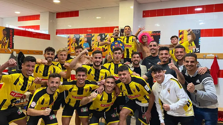 El plantel aurinegro celebra su triunfo sobre el Sevilla Atlético.