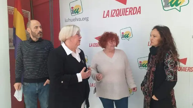 Mónica Rossi en la sede de IU con más integrantes de IU Huelva