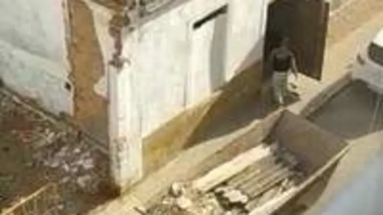 Cuba de restos de amianto en plena calle