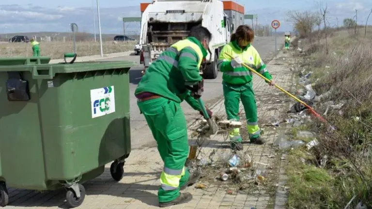 Operarios trabajando en Moguer