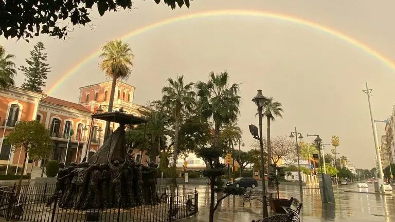 Arcoiris sobre Huelva capital (Foto: M. J Montes)