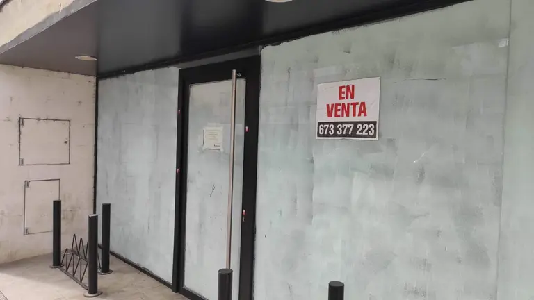 Oficina de La Caixa, cerrada y en venta