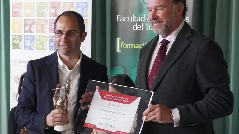 José Luis García Palacios entrega el Premio a Rafael Pérez