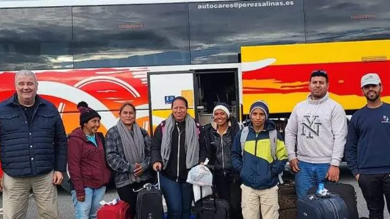 llegada-10-de-febrero.-Manuel-Piedra-y-Cristian-Cumbreras-con-un-grupo-de-los-trabajadores-Hondure&ntilde;os-800x350