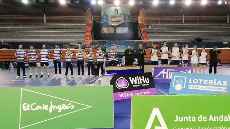 Los dos equipos antes del encuentro.