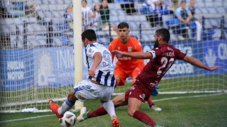 Un ataque del Recreativo ante el Sanluqueño.